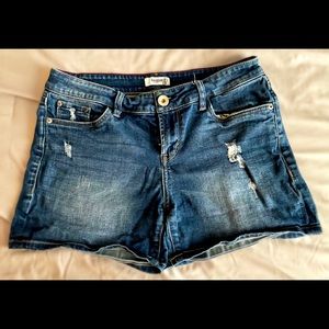 Kensie destructed denim shorts. Size 28